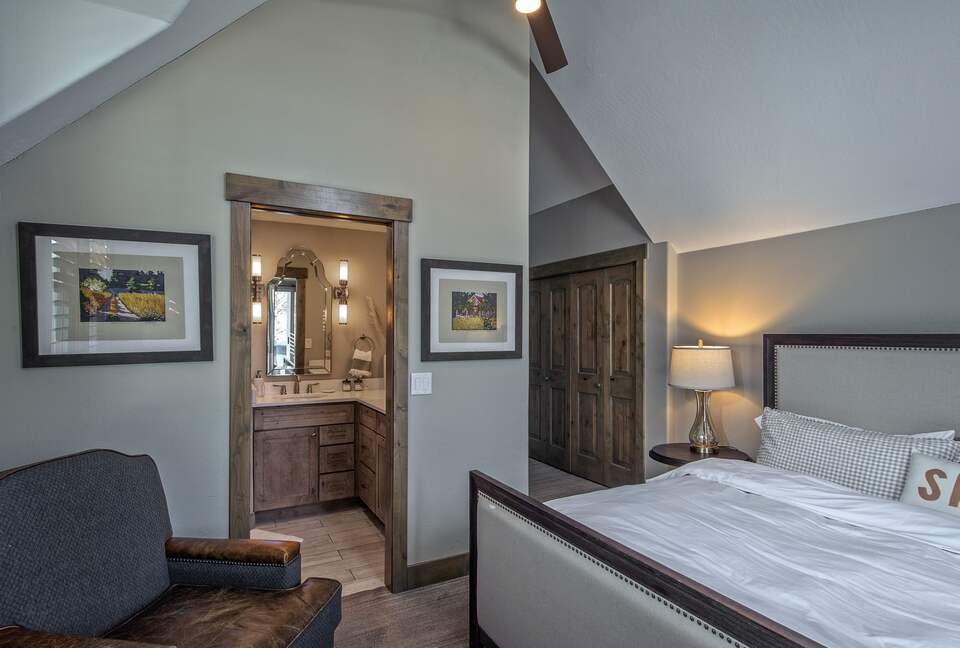 Cozy home in Breckenridge Historic District - ski, mountain bike & hike - walk to shopping + dining - Breckenridge, Colorado