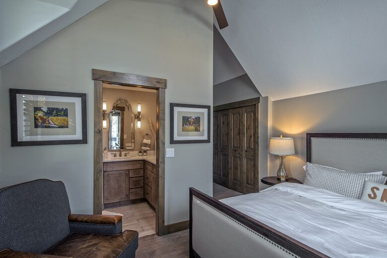 Cozy home in Breckenridge Historic District - ski, mountain bike & hike - walk to shopping + dining - Breckenridge, Colorado