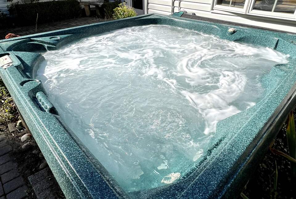 Cozy Retreat With Pool, Hot Tub, and Close to Beach - Wading River, New York