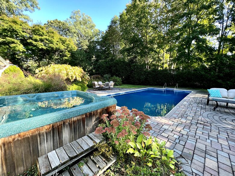 Cozy Retreat With Pool, Hot Tub, and Close to Beach - Wading River, New York