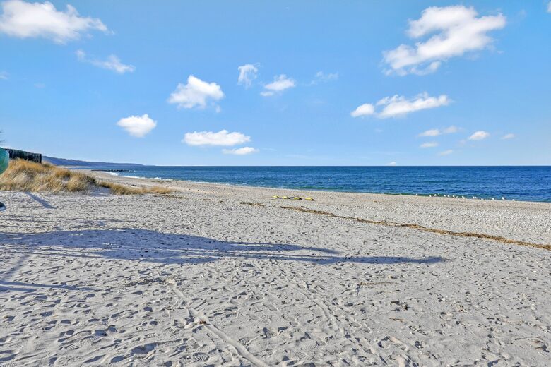 Cozy Retreat With Pool, Hot Tub, and Close to Beach - Wading River, New York