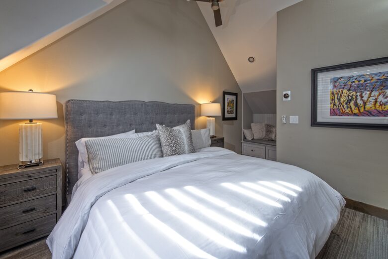 Cozy home in Breckenridge Historic District - ski, mountain bike & hike - walk to shopping + dining - Breckenridge, Colorado