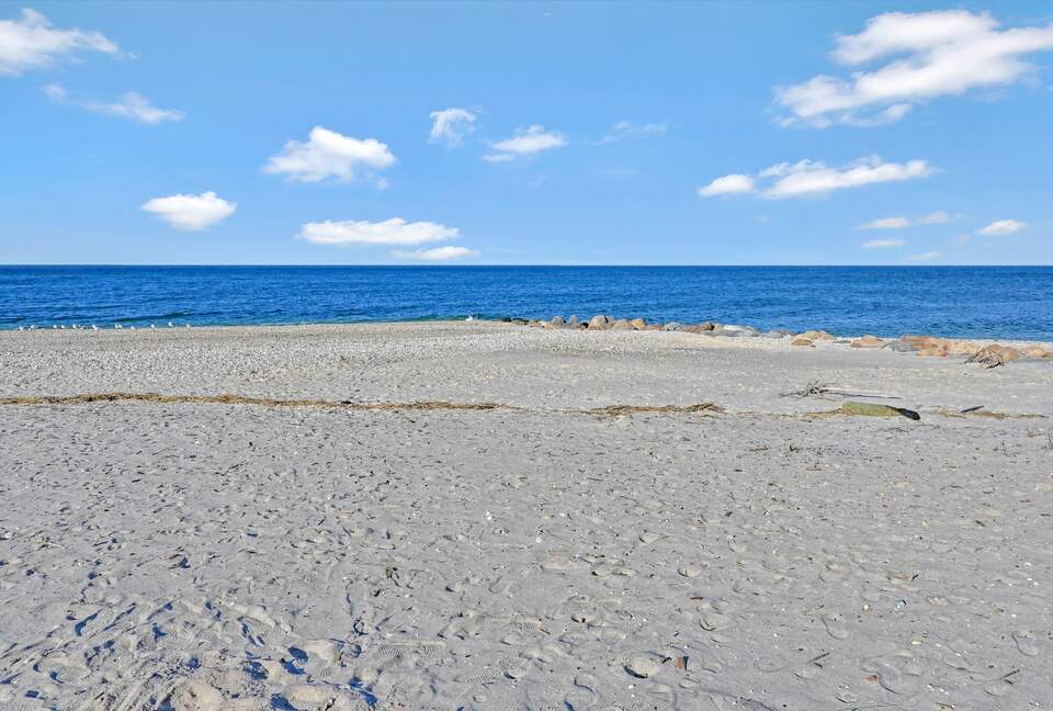 Cozy Retreat With Pool, Hot Tub, and Close to Beach - Wading River, New York