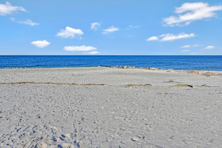 Cozy Retreat With Pool, Hot Tub, and Close to Beach - Wading River, New York