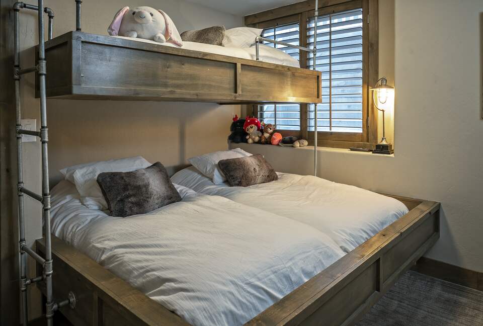 Cozy home in Breckenridge Historic District - ski, mountain bike & hike - walk to shopping + dining - Breckenridge, Colorado