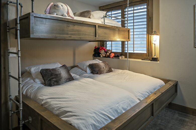 Cozy home in Breckenridge Historic District - ski, mountain bike & hike - walk to shopping + dining - Breckenridge, Colorado