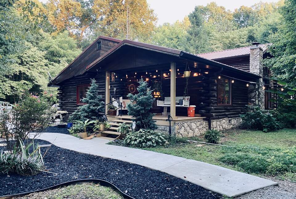 Boho-style Cabin with Hot Tub - Olmstead, Kentucky