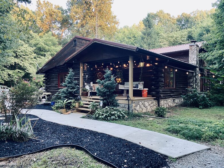 Boho-style Cabin with Hot Tub - Olmstead, Kentucky