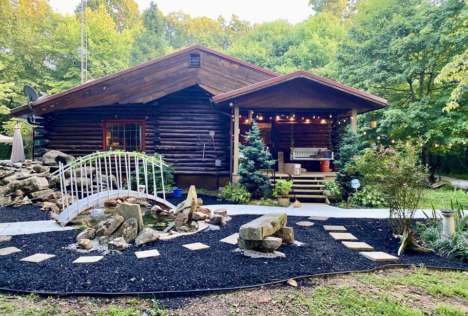 Boho-style Cabin with Hot Tub - Olmstead, Kentucky