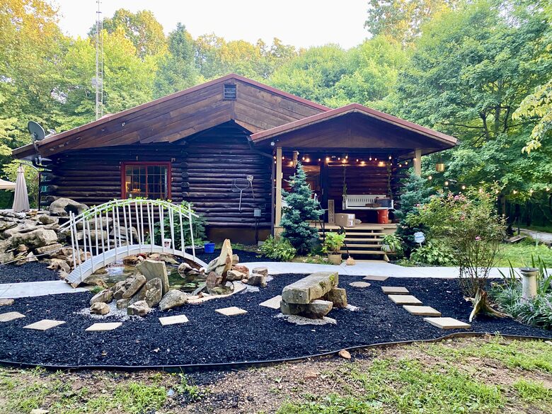 Boho-style Cabin with Hot Tub - Olmstead, Kentucky