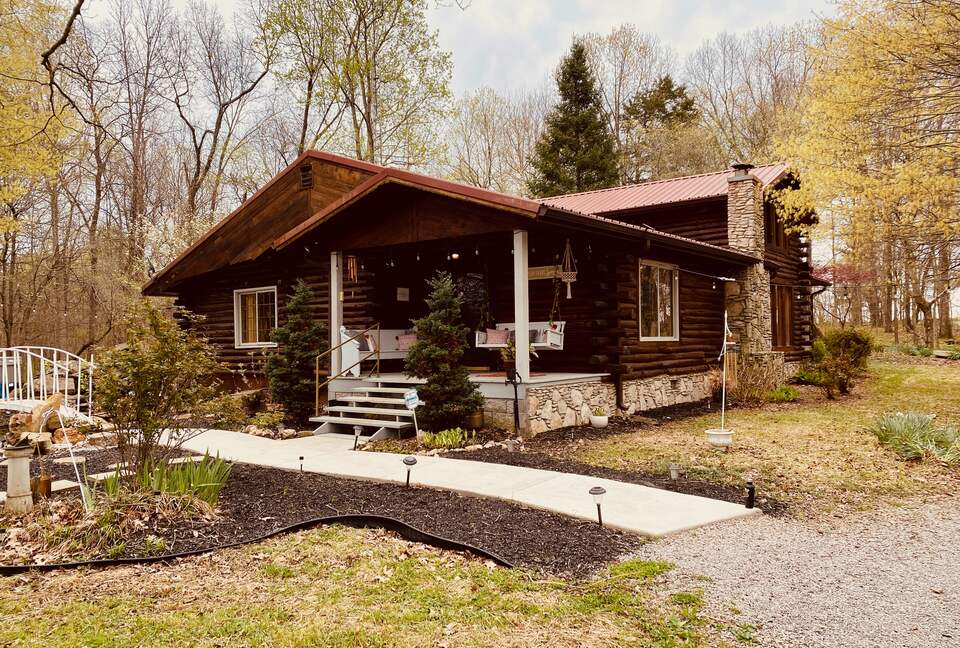 Boho-style Cabin with Hot Tub - Olmstead, Kentucky