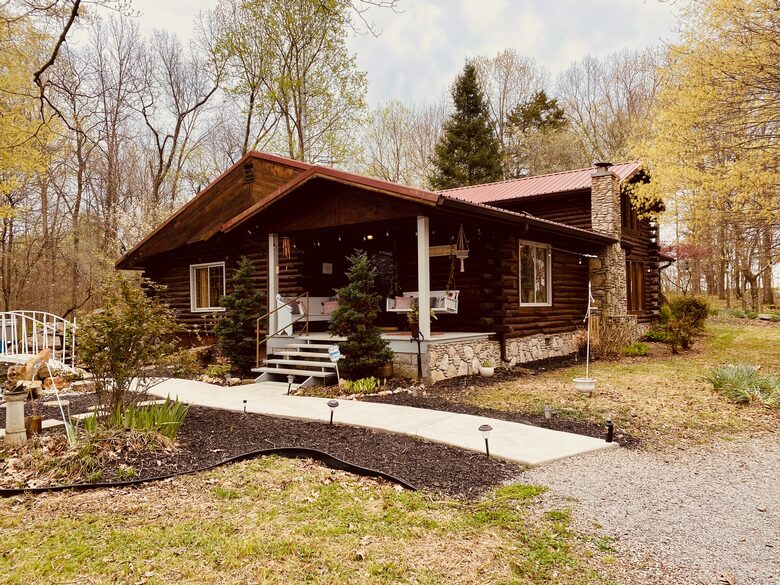 Boho-style Cabin with Hot Tub - Olmstead, Kentucky