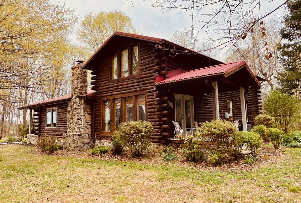 Boho-style Cabin with Hot Tub - Olmstead, Kentucky