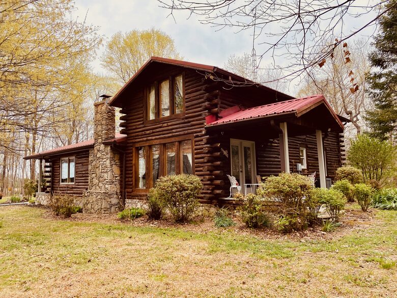Boho-style Cabin with Hot Tub - Olmstead, Kentucky