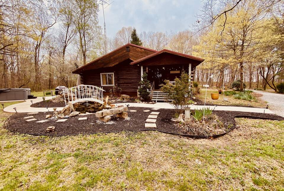 Boho-style Cabin with Hot Tub - Olmstead, Kentucky
