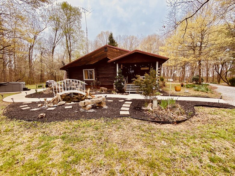 Boho-style Cabin with Hot Tub - Olmstead, Kentucky