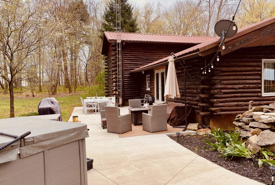 Boho-style Cabin with Hot Tub - Olmstead, Kentucky
