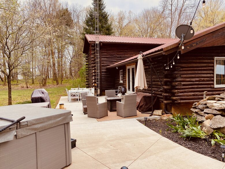 Boho-style Cabin with Hot Tub - Olmstead, Kentucky