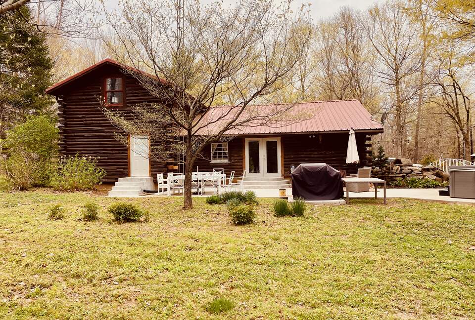 Boho-style Cabin with Hot Tub - Olmstead, Kentucky