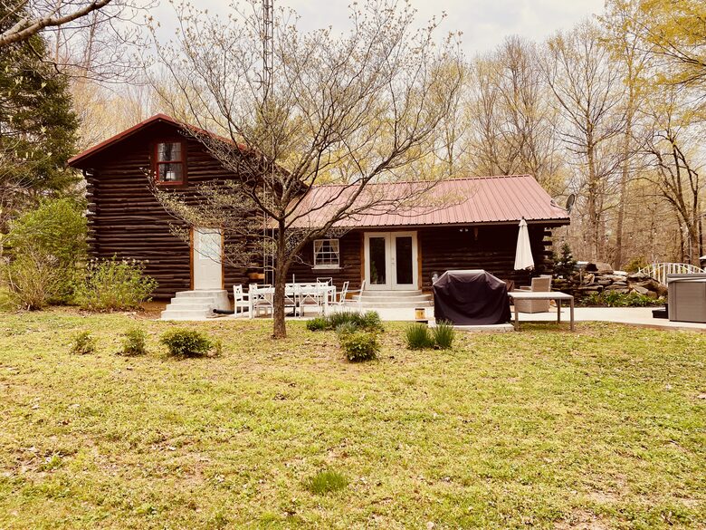 Boho-style Cabin with Hot Tub - Olmstead, Kentucky