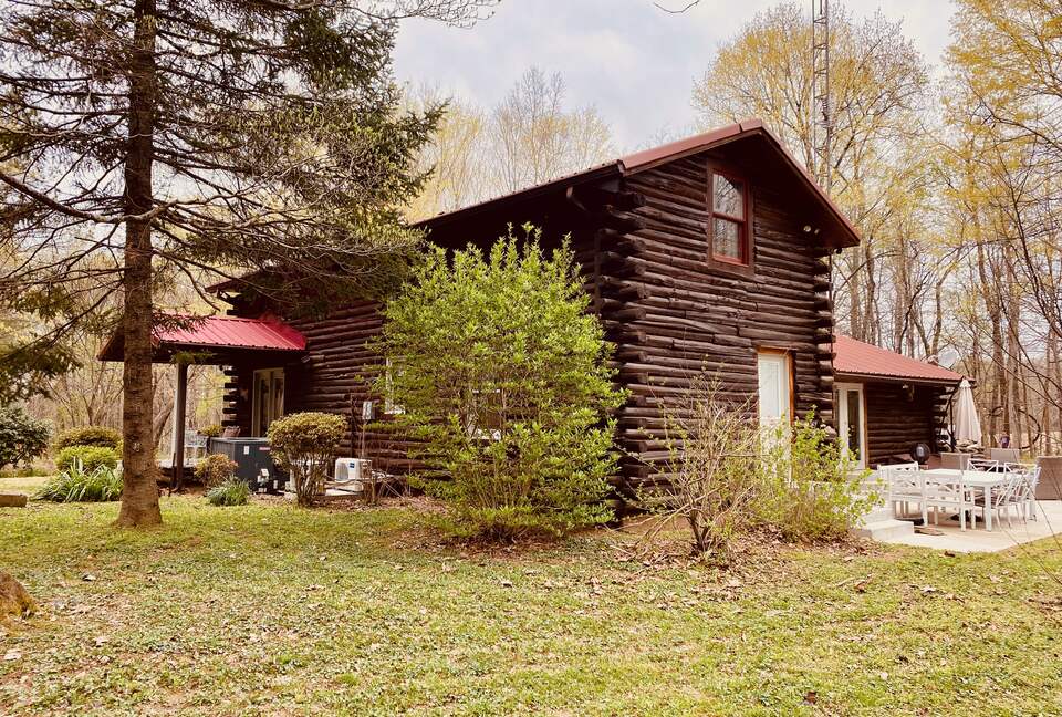 Boho-style Cabin with Hot Tub - Olmstead, Kentucky