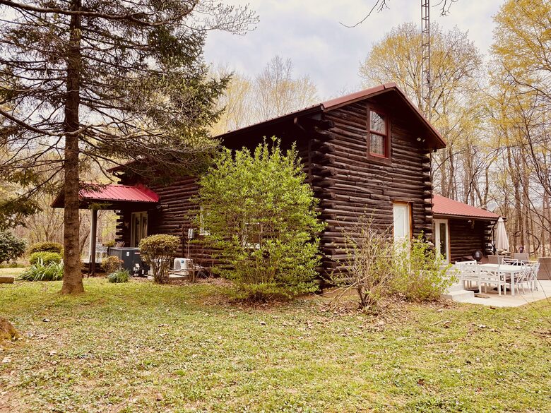 Boho-style Cabin with Hot Tub - Olmstead, Kentucky