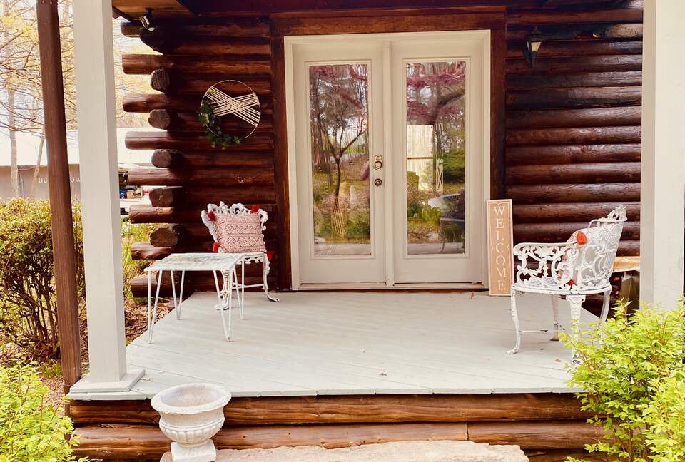 Boho-style Cabin with Hot Tub - Olmstead, Kentucky