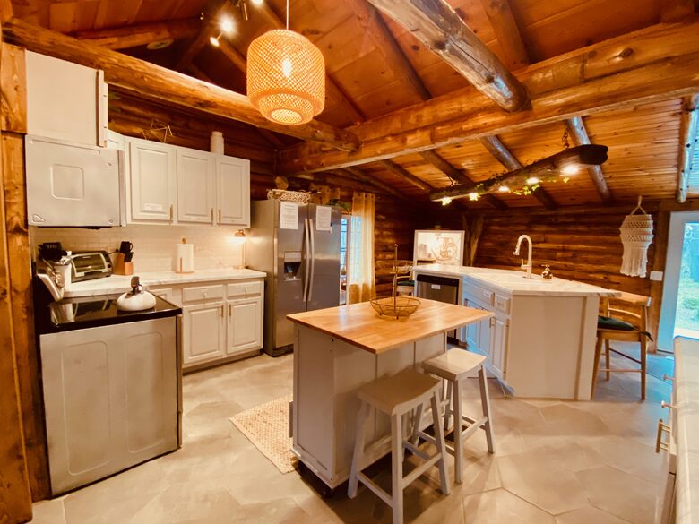 Boho-style Cabin with Hot Tub - Olmstead, Kentucky