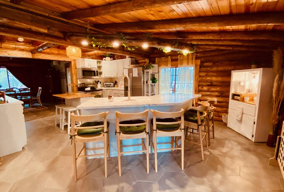 Boho-style Cabin with Hot Tub - Olmstead, Kentucky