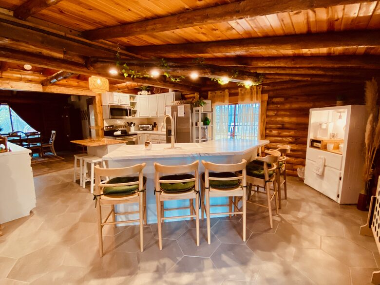 Boho-style Cabin with Hot Tub - Olmstead, Kentucky