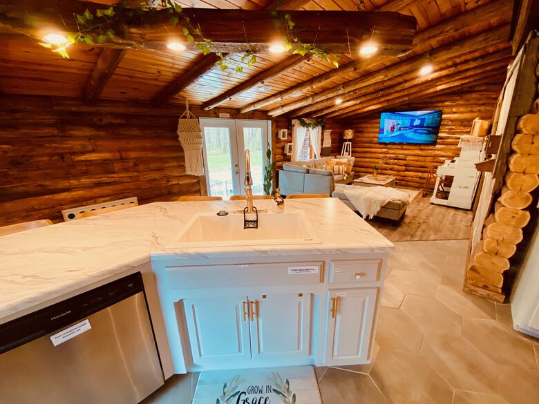Boho-style Cabin with Hot Tub - Olmstead, Kentucky