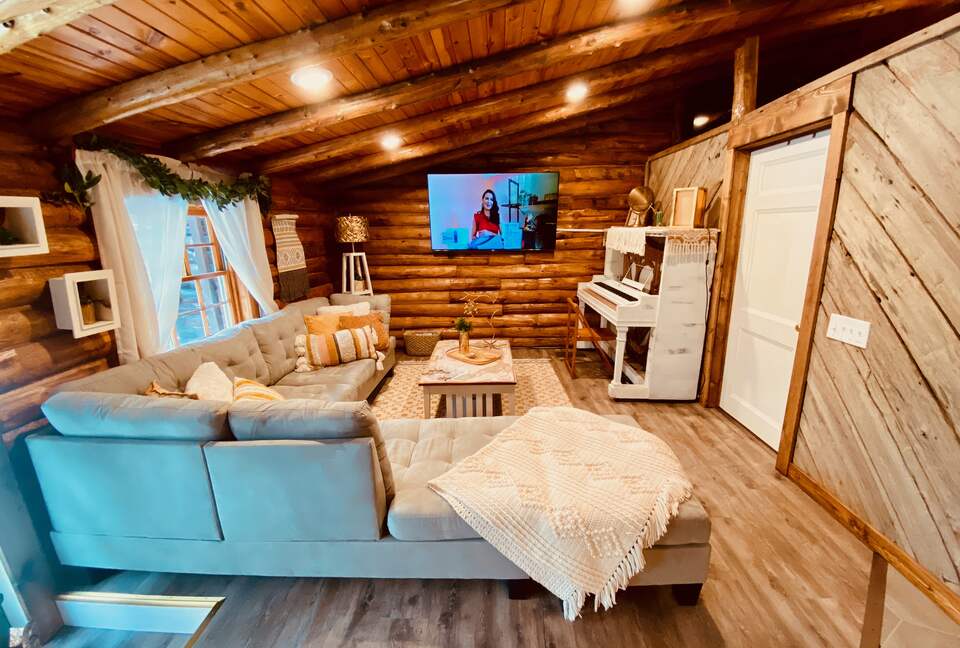 Boho-style Cabin with Hot Tub - Olmstead, Kentucky