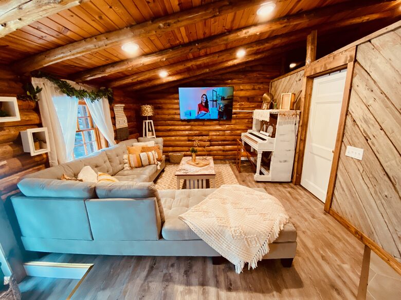 Boho-style Cabin with Hot Tub - Olmstead, Kentucky