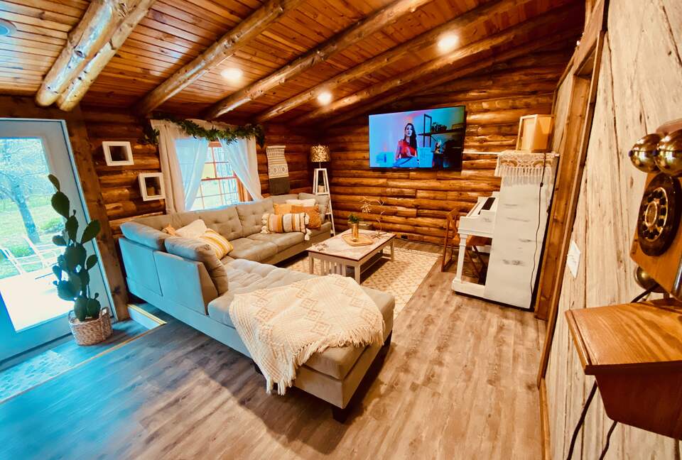 Boho-style Cabin with Hot Tub - Olmstead, Kentucky