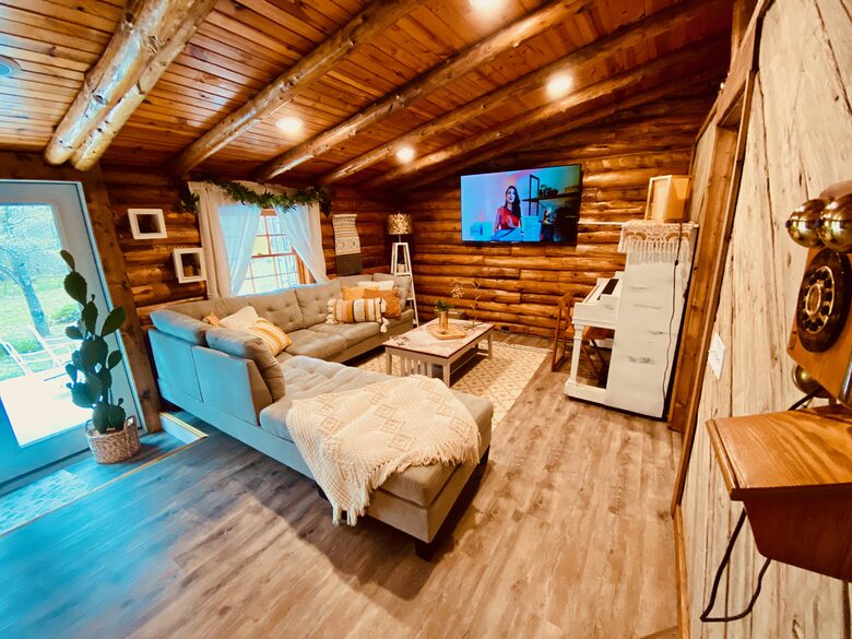 Boho-style Cabin with Hot Tub - Olmstead, Kentucky