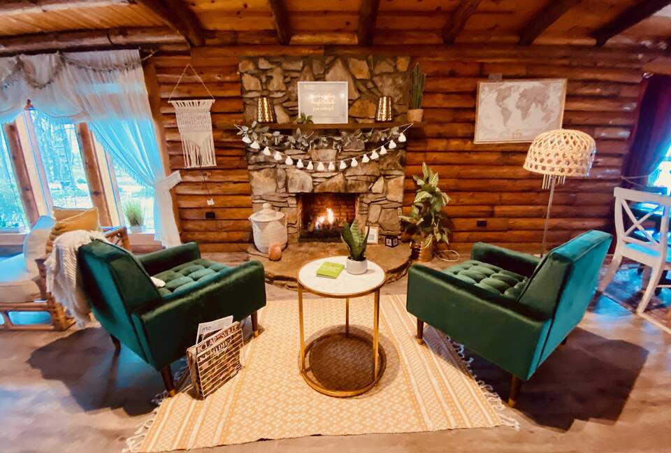Boho-style Cabin with Hot Tub - Olmstead, Kentucky