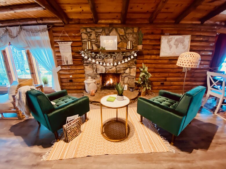 Boho-style Cabin with Hot Tub - Olmstead, Kentucky