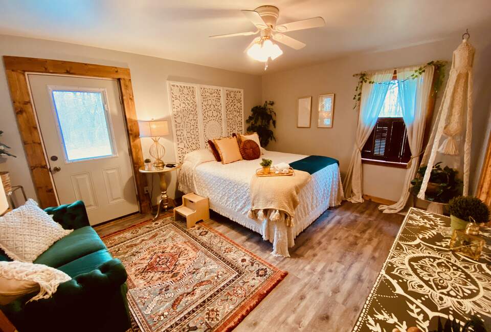 Boho-style Cabin with Hot Tub - Olmstead, Kentucky