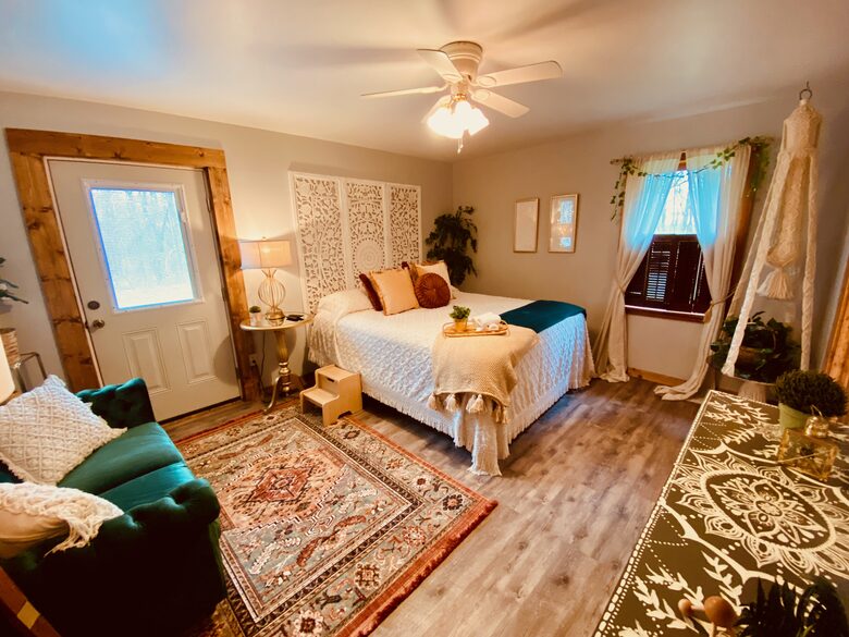 Boho-style Cabin with Hot Tub - Olmstead, Kentucky