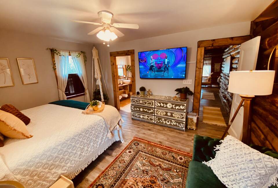 Boho-style Cabin with Hot Tub - Olmstead, Kentucky