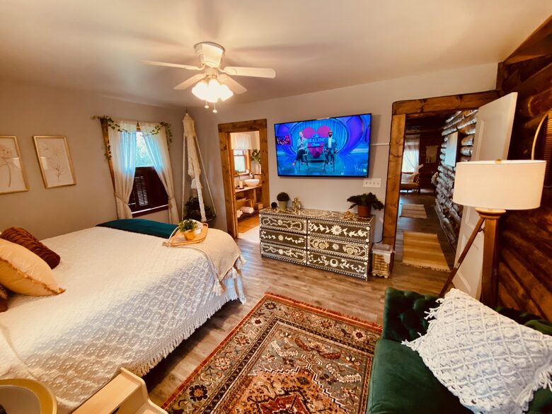 Boho-style Cabin with Hot Tub - Olmstead, Kentucky