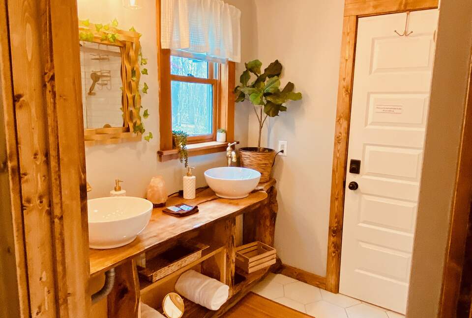 Boho-style Cabin with Hot Tub - Olmstead, Kentucky