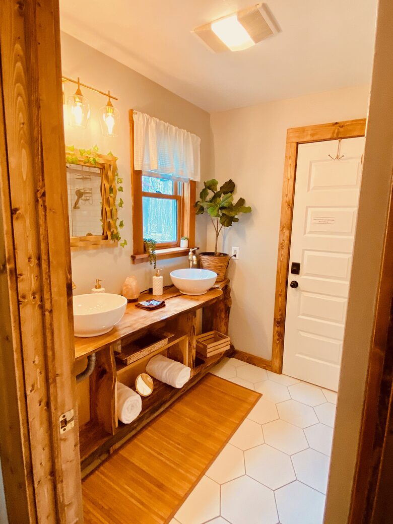 Boho-style Cabin with Hot Tub - Olmstead, Kentucky