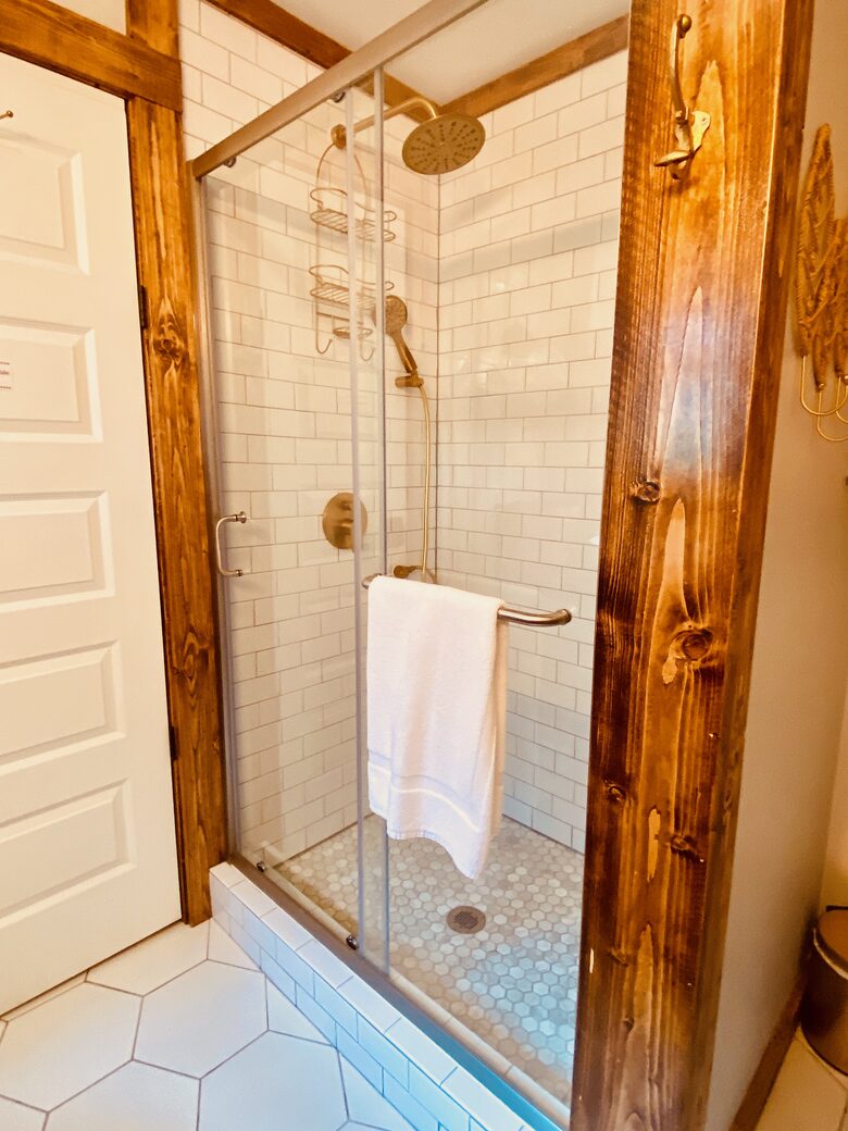 Boho-style Cabin with Hot Tub - Olmstead, Kentucky