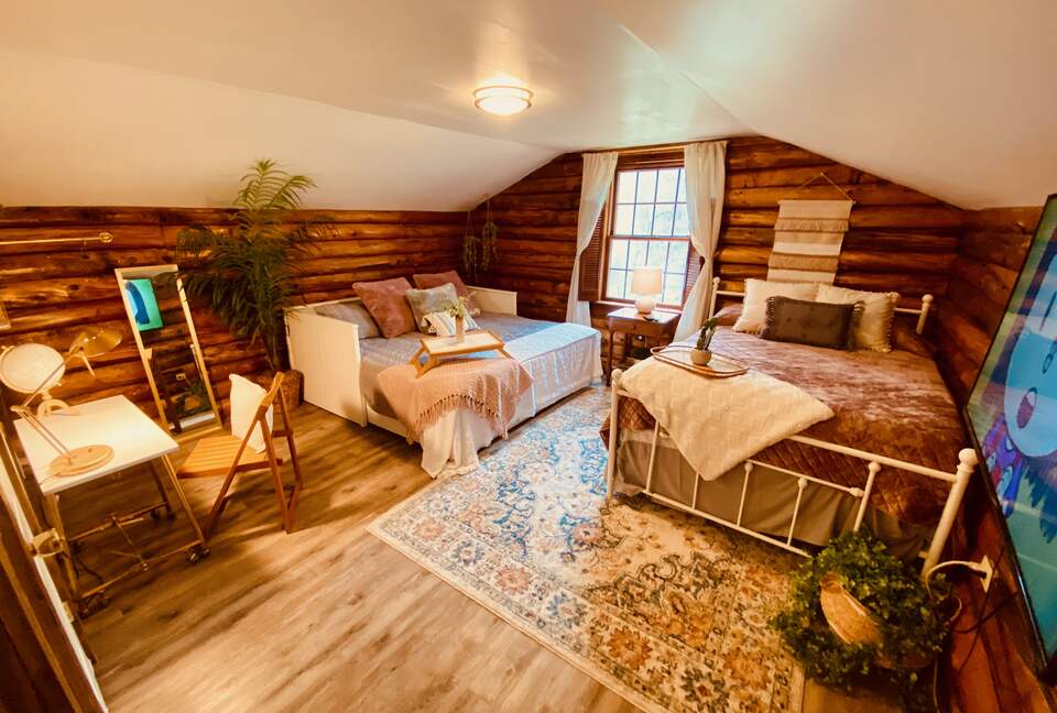 Boho-style Cabin with Hot Tub - Olmstead, Kentucky
