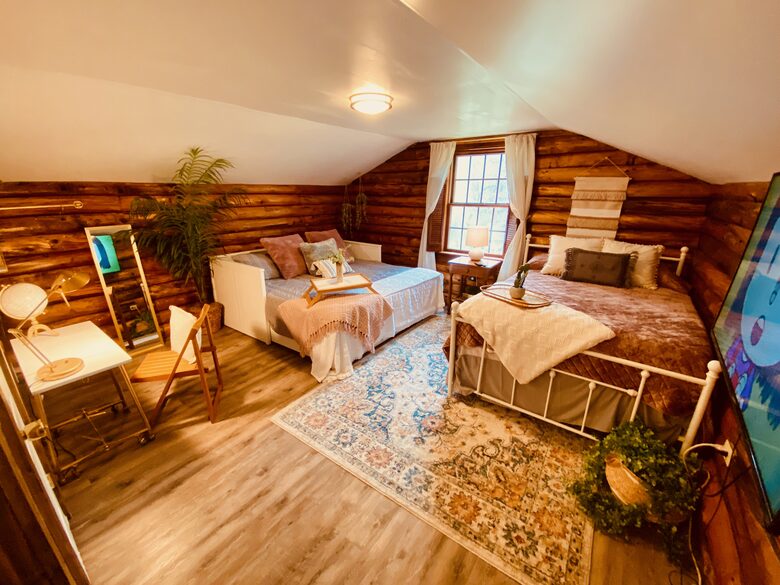 Boho-style Cabin with Hot Tub - Olmstead, Kentucky
