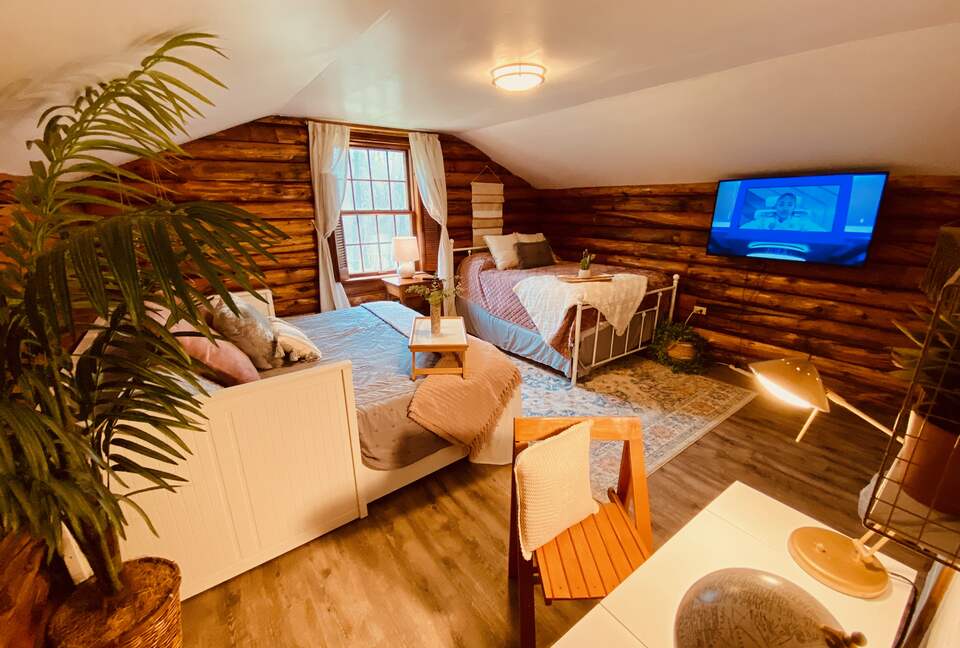 Boho-style Cabin with Hot Tub - Olmstead, Kentucky