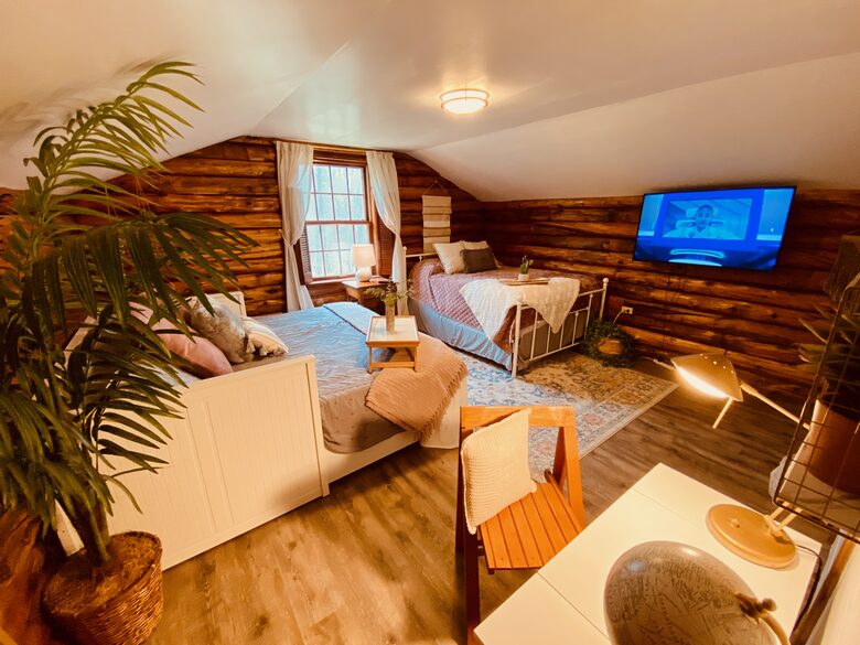 Boho-style Cabin with Hot Tub - Olmstead, Kentucky