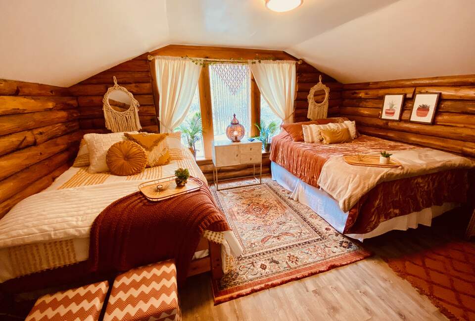 Boho-style Cabin with Hot Tub - Olmstead, Kentucky