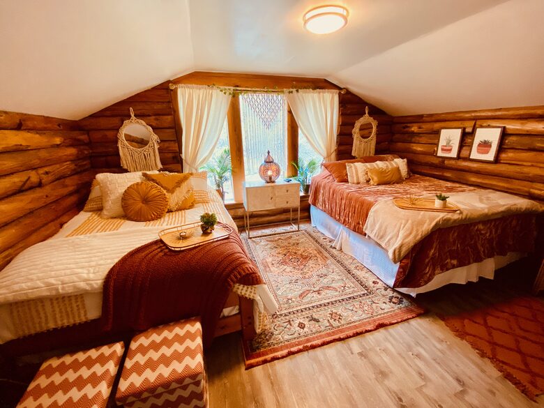 Boho-style Cabin with Hot Tub - Olmstead, Kentucky
